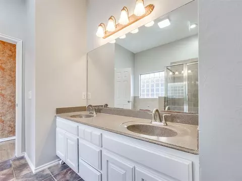 Bath - 16100 Ledge Ln, Edmond, OK 73013 photo 3 of 7