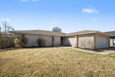 Exterior - 1104 NE 5th St, Moore, OK 73160 photo 2 of 2