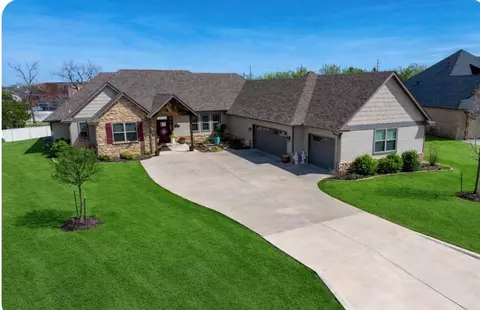 2727 Woodlawn Ct, Shawnee, OK 74804