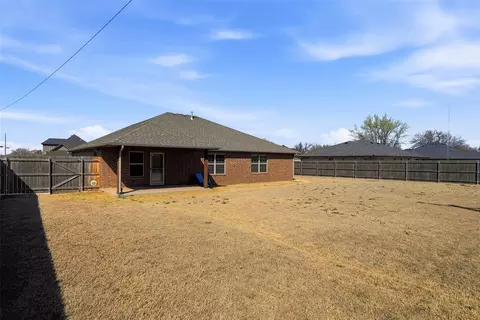 Exterior - 301 N 4th St, Thomas, OK 73669 photo 4 of 7