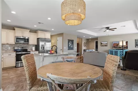 Dining - 301 N 4th St, Thomas, OK 73669 photo 2 of 2