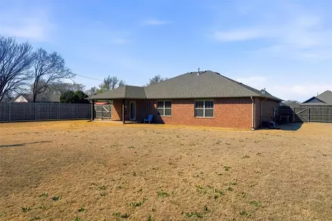 Exterior - 301 N 4th St, Thomas, OK 73669 photo 6 of 7