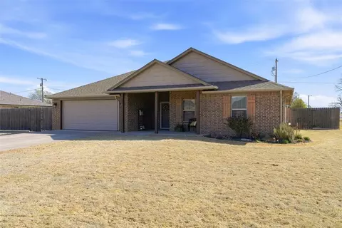 Exterior - 301 N 4th St, Thomas, OK 73669 photo 3 of 7