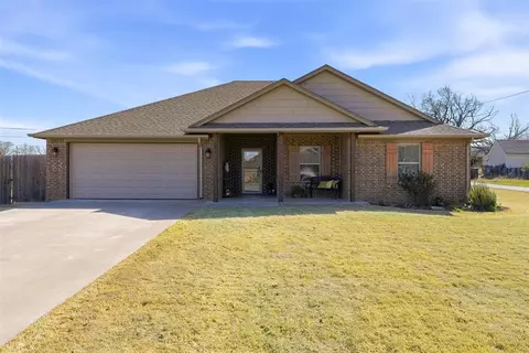 Exterior - 301 N 4th St, Thomas, OK 73669 photo 2 of 7