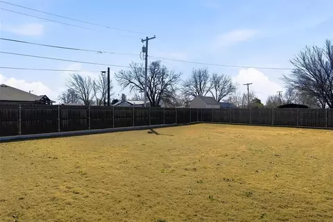 Exterior - 301 N 4th St, Thomas, OK 73669 photo 7 of 7