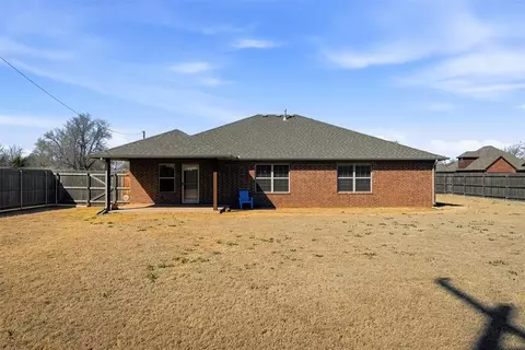 Exterior - 301 N 4th St, Thomas, OK 73669 photo 5 of 7