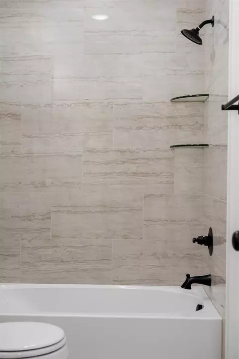 Bath - 3719 Eureka Dr, Norman, OK 73069 photo 3 of 10