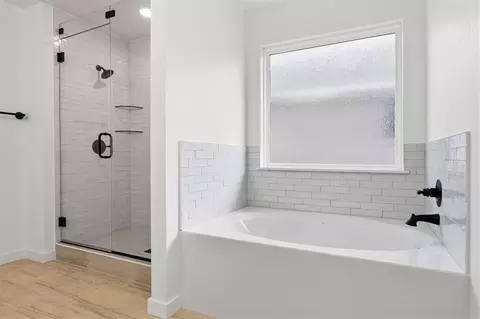 Bath - 3719 Eureka Dr, Norman, OK 73069 photo 6 of 10