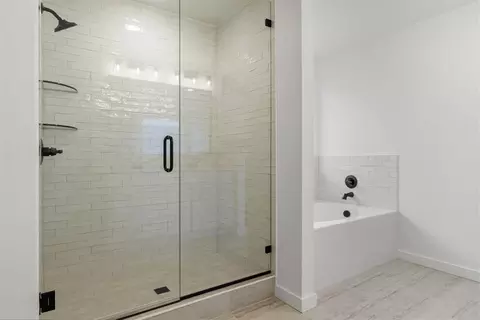 Bath - 3719 Eureka Dr, Norman, OK 73069 photo 7 of 10