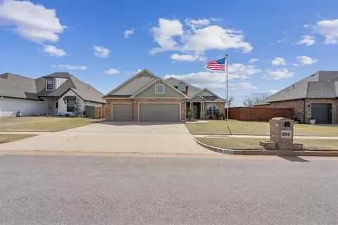 2504 NE 15th St, Moore, OK 73160