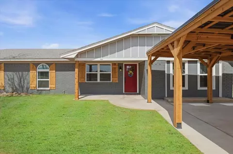 Exterior - 705 E Benton Ave, Sayre, OK 73662 photo 2 of 7