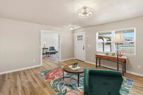 Entry Way - 705 E Benton Ave, Sayre, OK 73662 photo 2 of 5