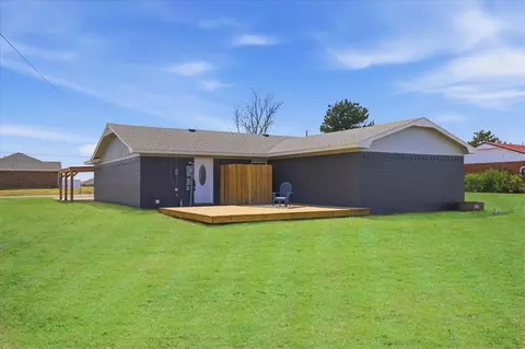 Exterior - 705 E Benton Ave, Sayre, OK 73662 photo 4 of 7