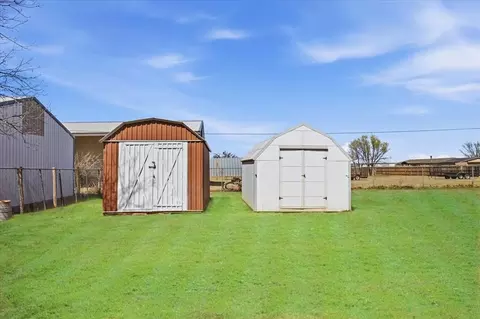 Exterior - 705 E Benton Ave, Sayre, OK 73662 photo 6 of 7