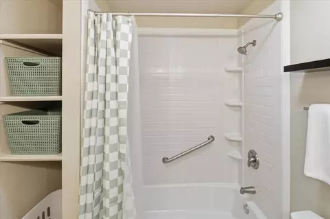 Bath - 705 E Benton Ave, Sayre, OK 73662 photo 4 of 4