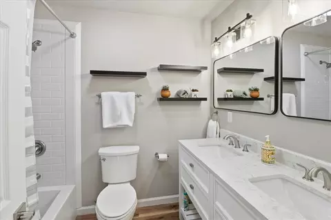 Bath - 705 E Benton Ave, Sayre, OK 73662 photo 2 of 4