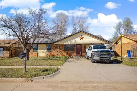 833 W Perry Dr, Mustang, OK 73064