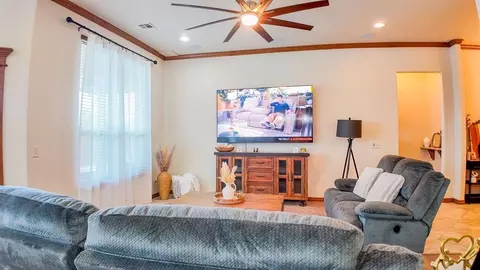 Living - 329678 E 1000 Rd, Harrah, OK 73045 photo 2 of 3