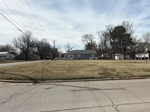 928 S 6th St, Chickasha, OK 73018