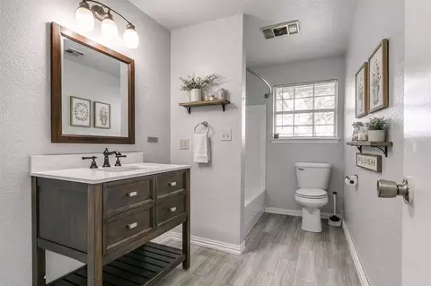 Bath - 21201 E Montgomery Dr, Mcloud, OK 74851 photo 2 of 3