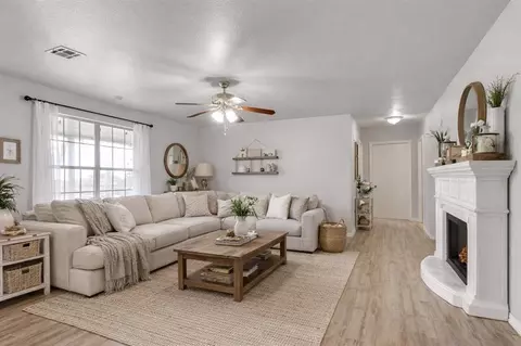 Living - 21201 E Montgomery Dr, Mcloud, OK 74851 photo 2 of 3