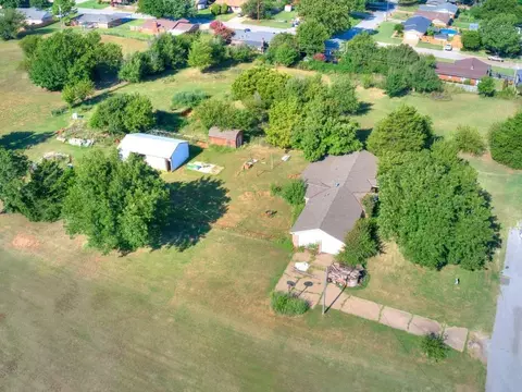 627 Cranton Dr, Chickasha, OK 73018