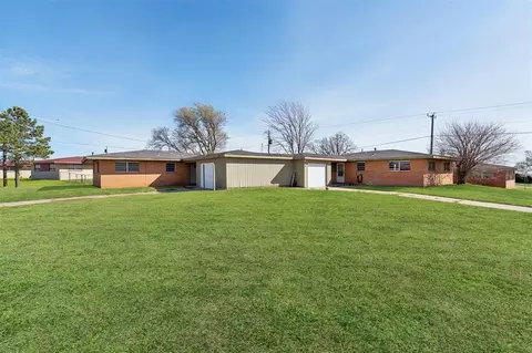 400 Cherokee Trl, Foss, OK 73647