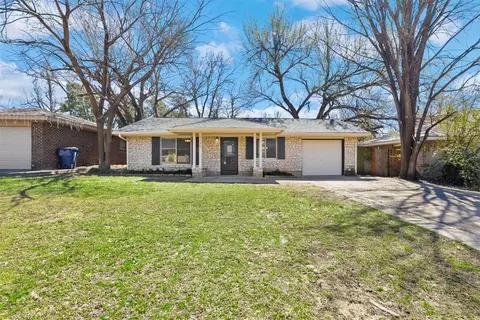 1732 Westchester Dr, The Village, OK 73120