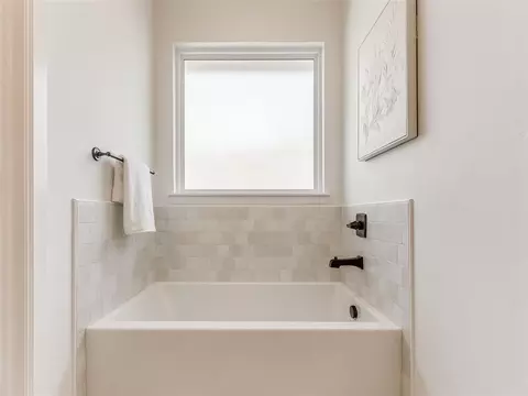 Bath - 124 W 4th St, Arcadia, OK 73007 photo 3 of 7