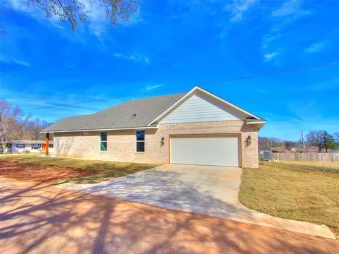 Exterior - 124 W 4th St, Arcadia, OK 73007 photo 2 of 4