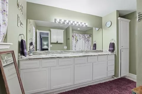 Bath - 998 Garden Rd, Tuttle, OK 73089 photo 1 of 4