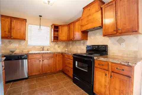 Kitchen - 6904 NW 60th Dr, Bethany, OK 73008 photo 2 of 3