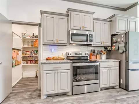 Kitchen - 19790 E Robinson St, Norman, OK 73026 photo 7 of 7