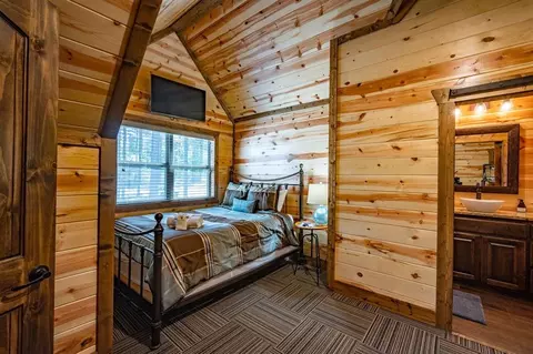 Bedroom - 317 Sugar Pine Loop, Broken Bow, OK 74728 photo 1 of 7
