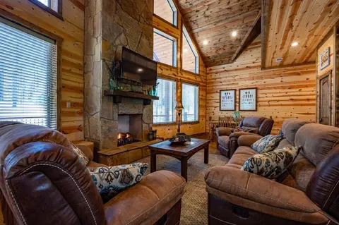 Living - 317 Sugar Pine Loop, Broken Bow, OK 74728 photo 3 of 3