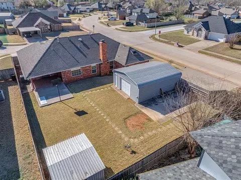 1401 N Park Pl, Moore, OK 73160