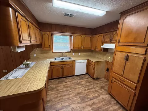 Kitchen - 707 S Mcclure St, Broken Bow, OK 74728 photo 2 of 3
