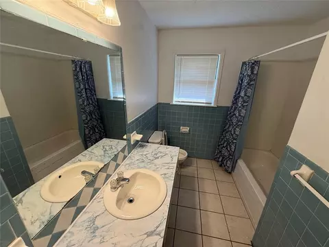 Bath - 707 S Mcclure St, Broken Bow, OK 74728 photo 2 of 6