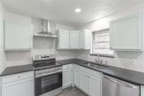Kitchen - 337 Garrison Dr, Norman, OK 73069 photo 3 of 6