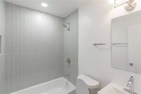 Bath - 337 Garrison Dr, Norman, OK 73069 photo 3 of 4