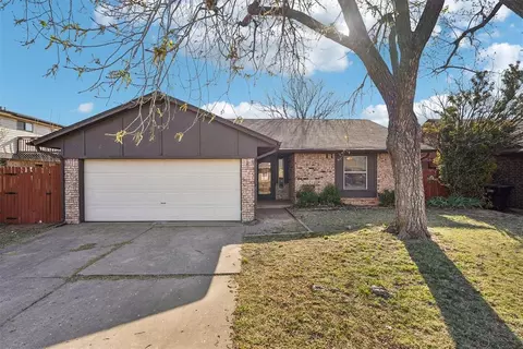 1212 Kings Ct, Moore, OK 73160
