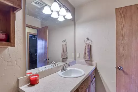Bath - 10 Westend Ct, Tuttle, OK 73089 photo 4 of 5