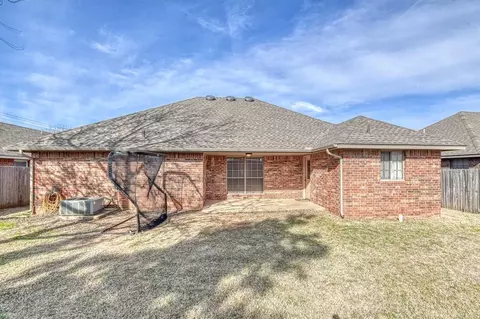Exterior - 10 Westend Ct, Tuttle, OK 73089 photo 3 of 5