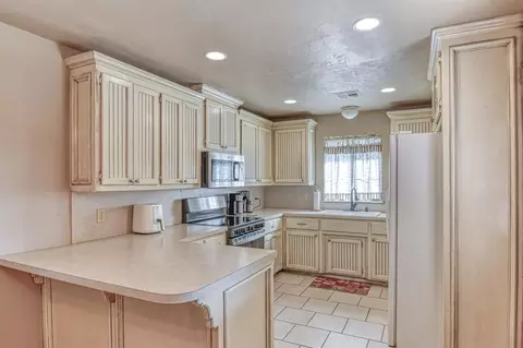 Kitchen - 10 Westend Ct, Tuttle, OK 73089 photo 1 of 4
