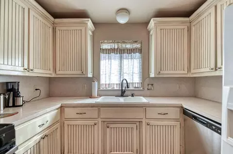 Kitchen - 10 Westend Ct, Tuttle, OK 73089 photo 2 of 4