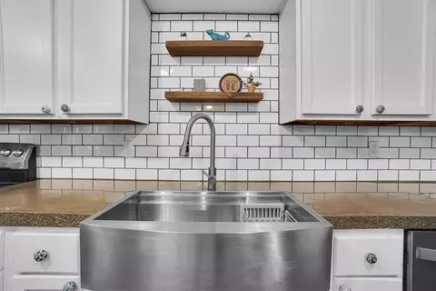 Kitchen - 20449 E County Road 159 Rd, Altus, OK 73521 photo 5 of 6