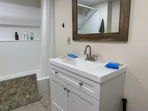 Bath - 906 N Jackson St, Altus, OK 73521 photo 3 of 3
