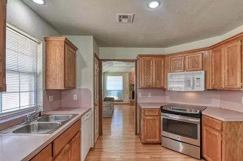 Kitchen - 2817 Brompton Dr, Norman, OK 73072 photo 2 of 4