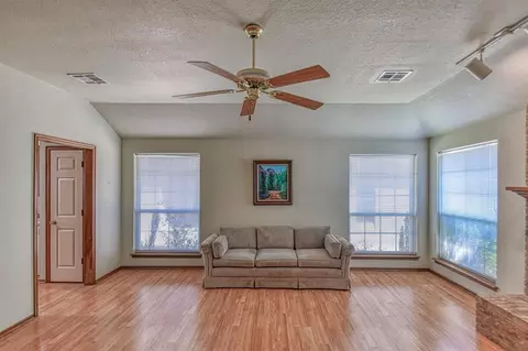 Living - 2817 Brompton Dr, Norman, OK 73072 photo 2 of 4