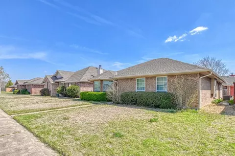 Exterior - 2817 Brompton Dr, Norman, OK 73072 photo 3 of 6